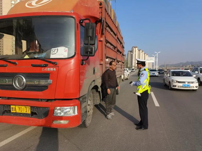 交警強(qiáng)化貨運(yùn)車輛安全管理交警強(qiáng)化貨運(yùn)車輛安全管理工作