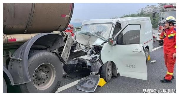 貨運(yùn)面包車車禍圖片貨運(yùn)面包車車禍圖片大全