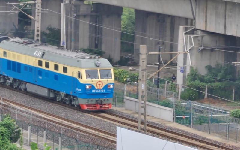 東風(fēng)4貨運(yùn)東風(fēng)4貨運(yùn)列車