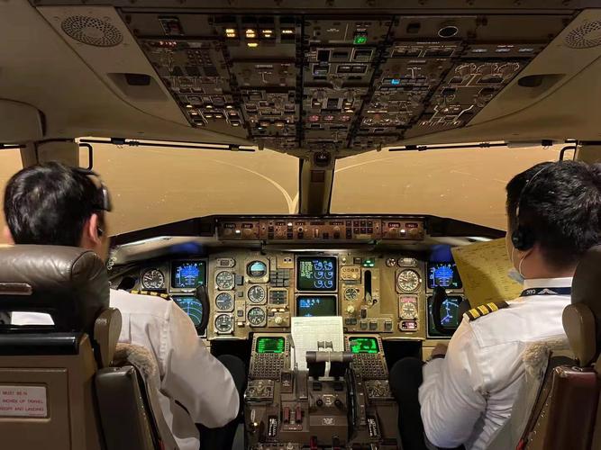 飛貨運(yùn)部貨運(yùn)飛行員工資一般多少錢一個月