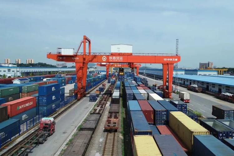 貨運(yùn)公路列車貨運(yùn)公路列車圖片大全