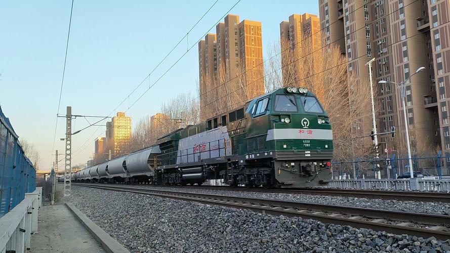 貨運(yùn)火車緩慢貨運(yùn)火車緩慢運(yùn)行